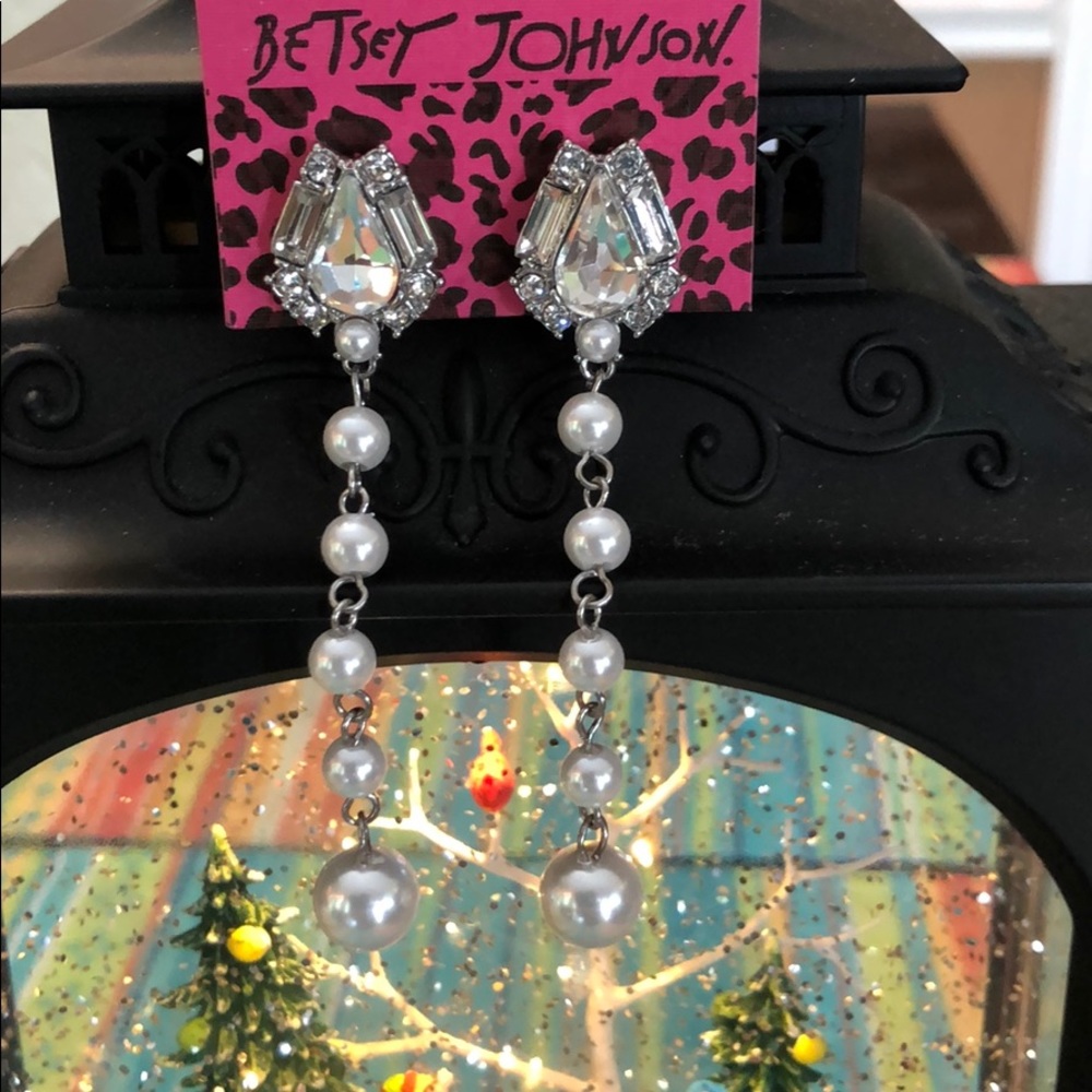 💝 Elegant Rhinestone and pearl dangle earrings.